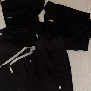 Figs Black bundle - set of 2 pants & 2 tops